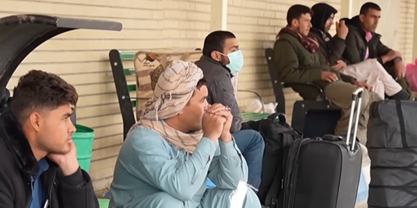 Starmer moves on migrants 413_Migrant phones.jpg